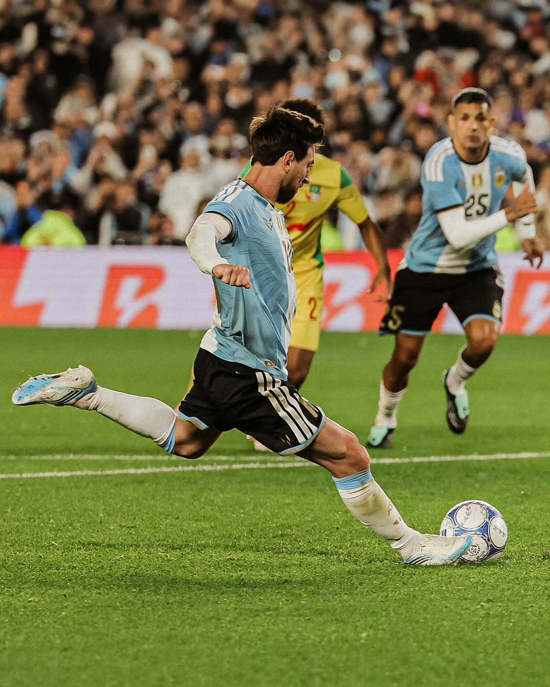 Vẫn ở đỉnh cao nhưng chủ động quay lưng: Messi khép lại 21 năm khoác áo Argentina bằng 1 bàn 2 kiến 